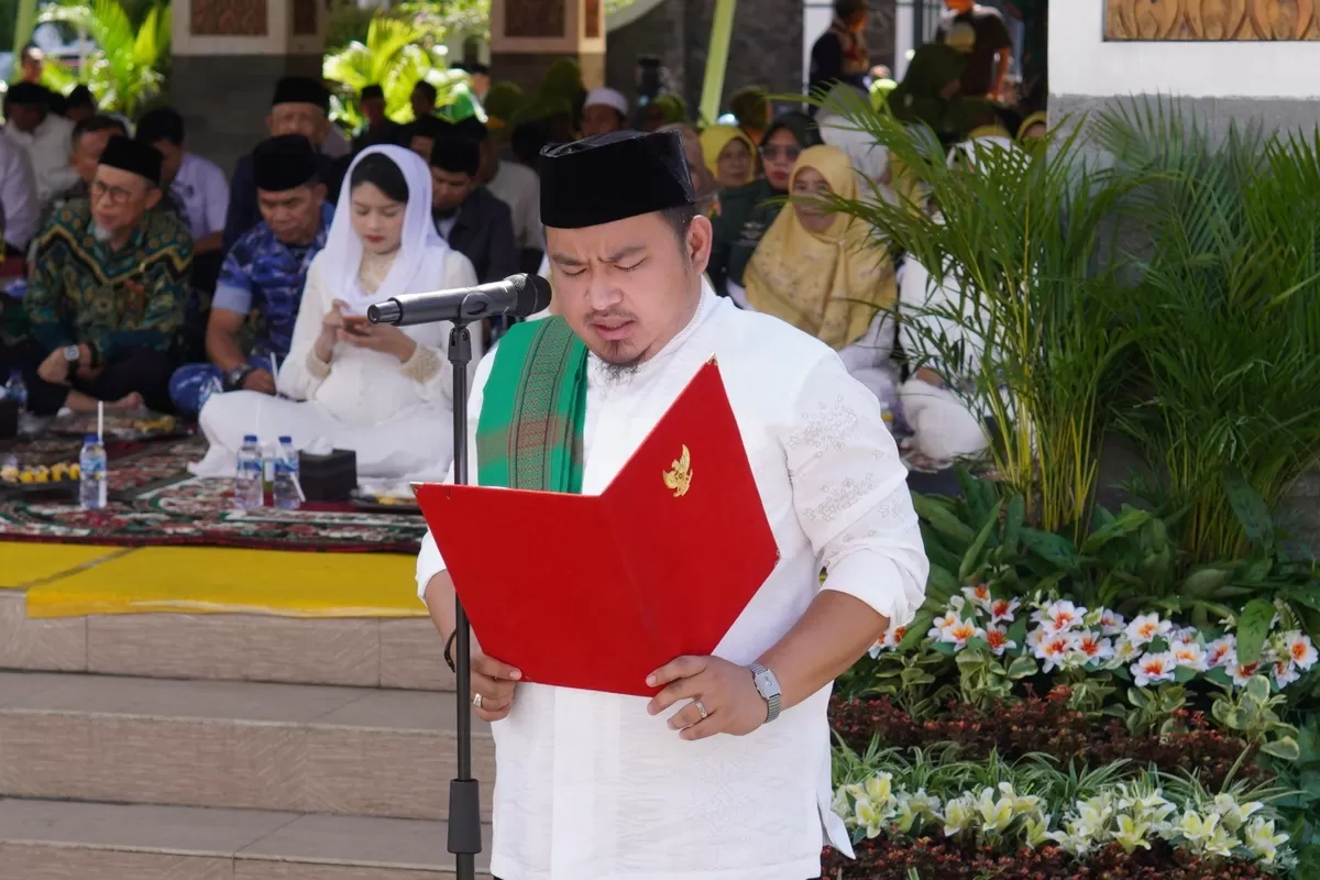 Bupati Subang Reynaldy Putra Andita Budi Raemi mengukuhkan pengurus Panglima Santri Kabupaten Subang pada peringatan Harlah ke-100 Nahdlatul Ulama di Alun-Alun Subang, Kamis 5 Februari 2026 (Dok. Istimewa)