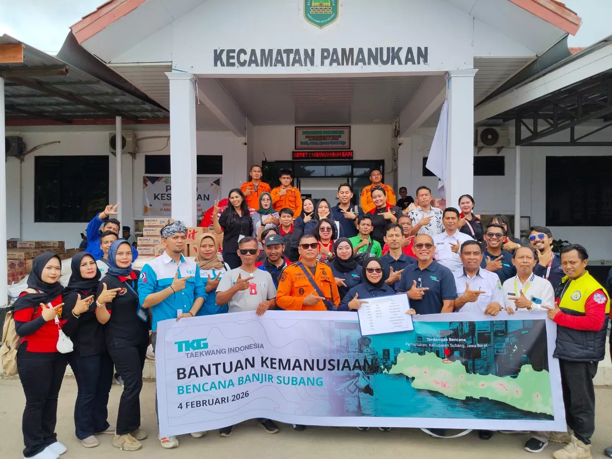 Direktur Produksi PT TKG Taekwang Indonesia Ami Sumiati didampingi Senior Manager Labor Epi Slamet menyerahkan bantuan kemanusiaan secara simbolis kepada perwakilan Pemda Subang di Posko Bencana Pamanukan, Rabu 4 Februari 2026 (Dok. Istimewa)