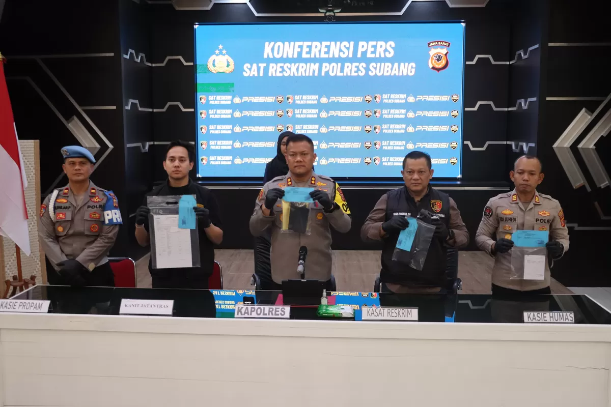 Kapolres Subang AKBP Dony Eko Wicaksono didampingi Kasat Reskrim AKP Bagus Panuntun serta jajaran menunjukkan barang bukti kasus penipuan dan penggelapan saat konferensi pers di Aula Patriatama Polres Subang, Jumat 6 Februari 2026 (Dok. Istimewa)