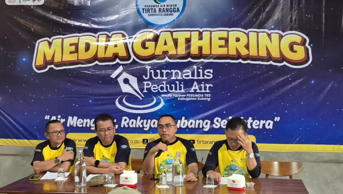 Direktur Utama Perumda Tirta Rangga Subang Lukman Nurhakim menyampaikan materi capaian kinerja serta strategi keberlanjutan layanan air bersih saat Media Gathering bersama awak media, Subang, Jumat 6 Februari 2026