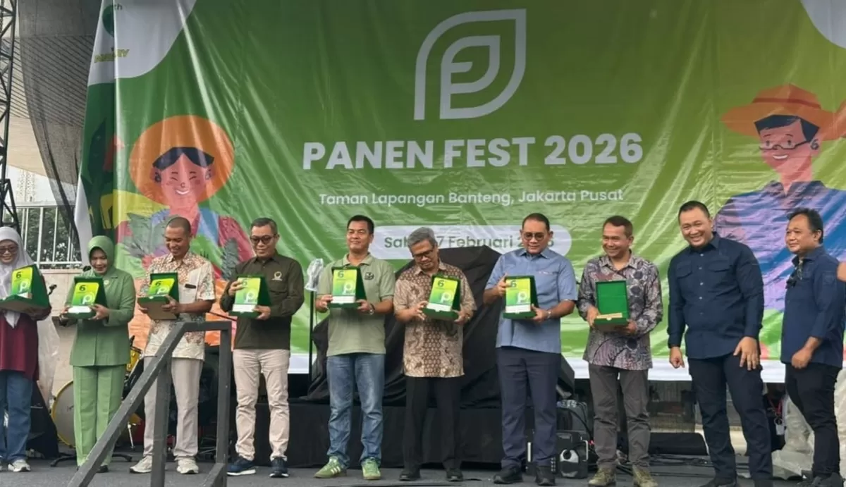 CEO Promedia, Agus Sulistriyono (ketiga dari kanan) saat menerima penghargaan untuk Promedia Group sebagai Kolaborator Diseminasi Informasi dan Publikasi Ketahanan Pangan di Panen Fest 2026 (Dok. Promedia)