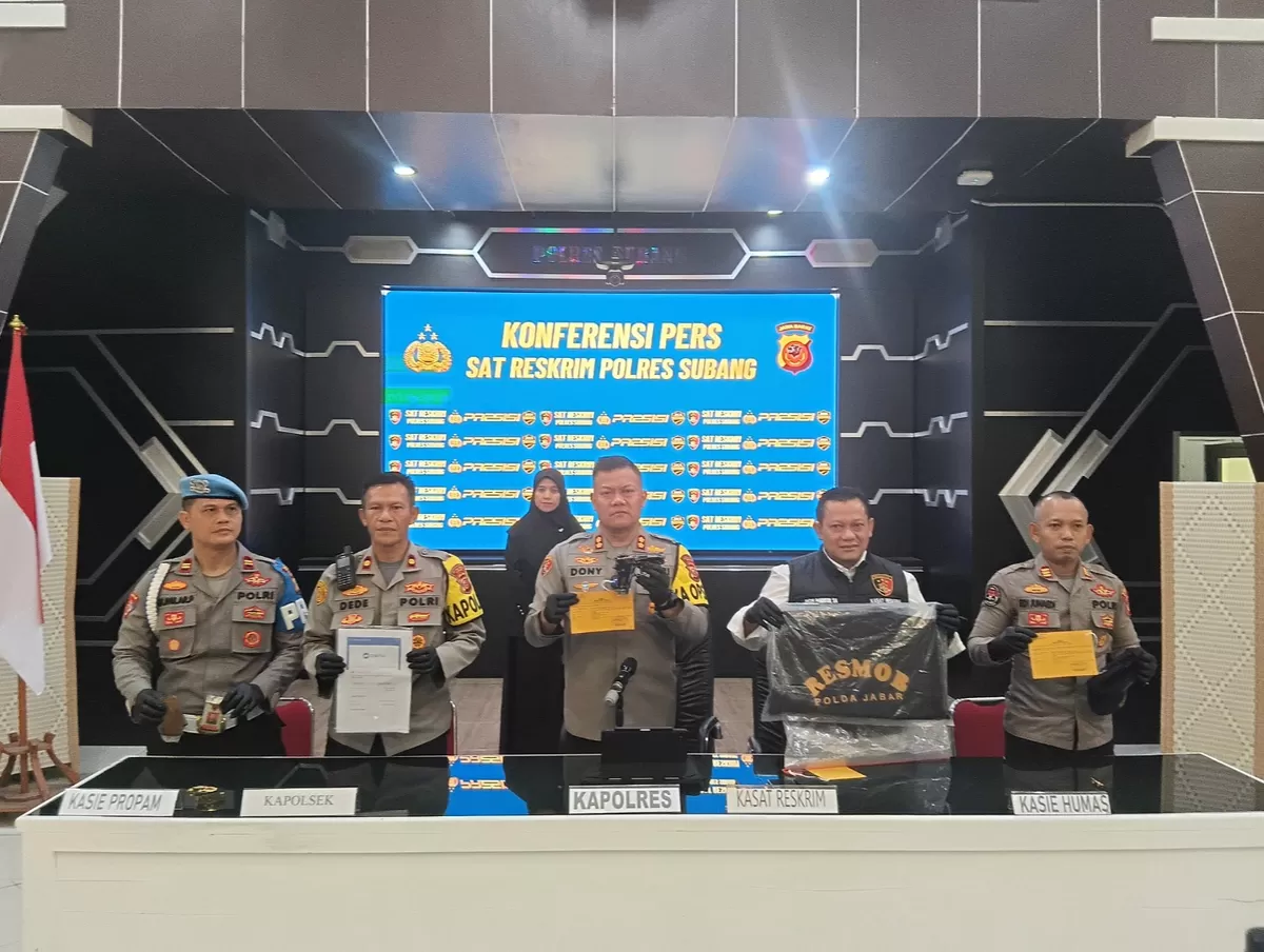 Kapolres Subang AKBP Dony Eko Wicaksono didampingi Kasat Reskrim AKP Bagus Panuntun, Kapolsek Jalancagak Kompol Dede Suherman, beserta jajaran menunjukkan barang bukti kepada awak media, Senin, 9 Februari 2026