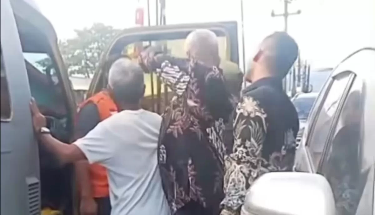 Momen viral sopir ambulans diintimidasi panitia pernikahan di Cilegon (TikTok/relawan_rescue)