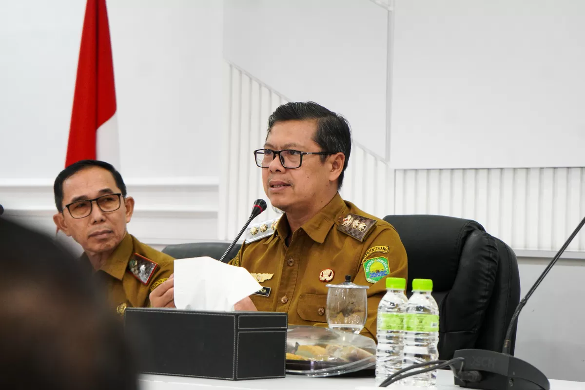 Wakil Bupati Subang Agus Masykur Rosyadi didampingi Sekda Subang Asep Nuroni saat Rapat Koordinasi Pengendalian Inflasi bersama Kemendagri secara virtual jelang Bulan Suci Ramadan, Senin 9 Februari 2026 (Dok. Istimewa)