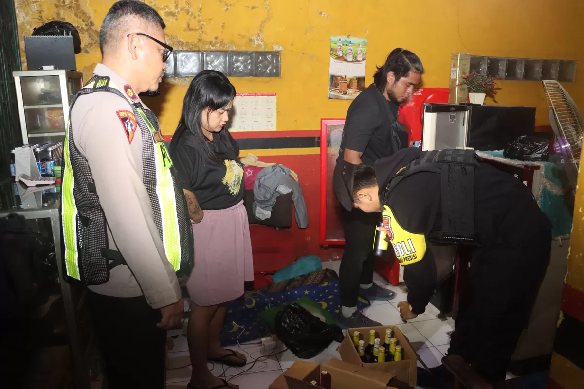 Polres Subang dan jajaran Polsek intensifkan razia minuman keras ilegal untuk cegah bahaya miras oplosan. Rabu, 11 Februari 2026 (Dok. Istimewa)