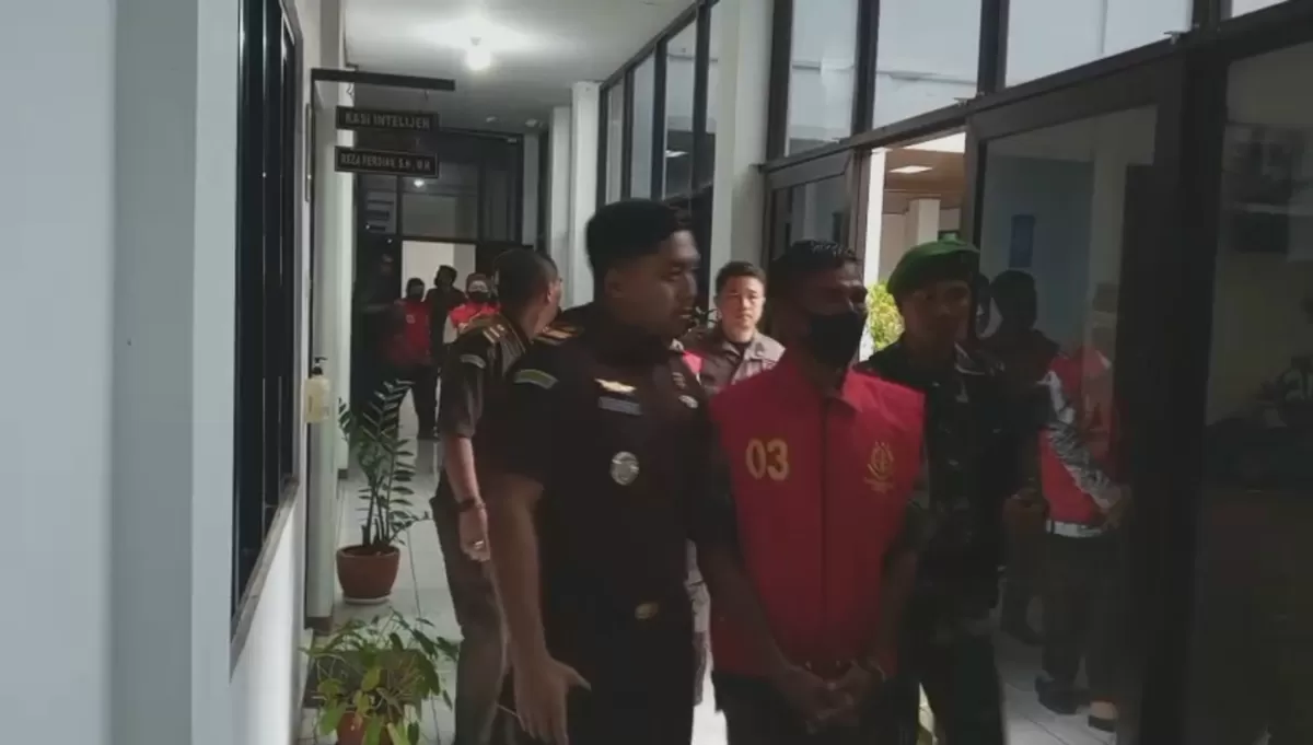 Kades Cibogo dan empat perangkat desa digiring ke mobil tahanan oleh petugas Kejari Subang usai ditetapkan tersangka kasus penjualan tanah negara ke PT Vinfast, Kamis 12 Februari 2026