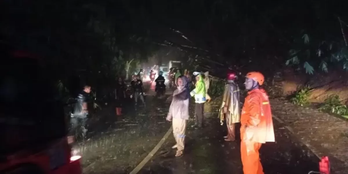 Menyoroti bencana longsor dan banjir yang melanda Kabupaten Majalengka, Jawa Barat (Instagram.com/@bpbdmajalengka)