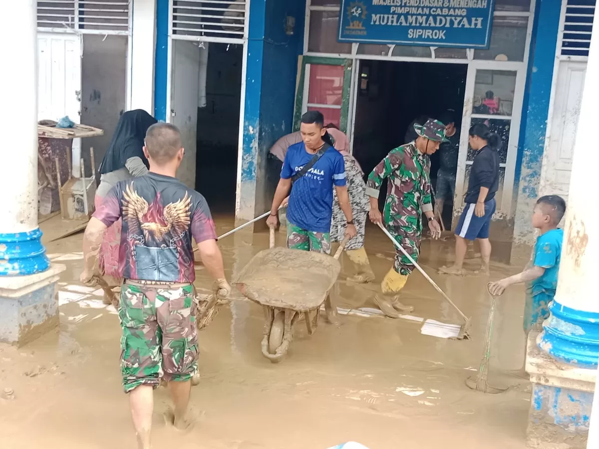 Personel TNI AD bersama unsur Polri dan masyarakat membersihkan ruang kelas SD Muhammadiyah dan TK ABA di Kelurahan Pasar Sipirok, Tapanuli Selatan, Kamis 12 Februari 2026 (Dok. Istimewa)