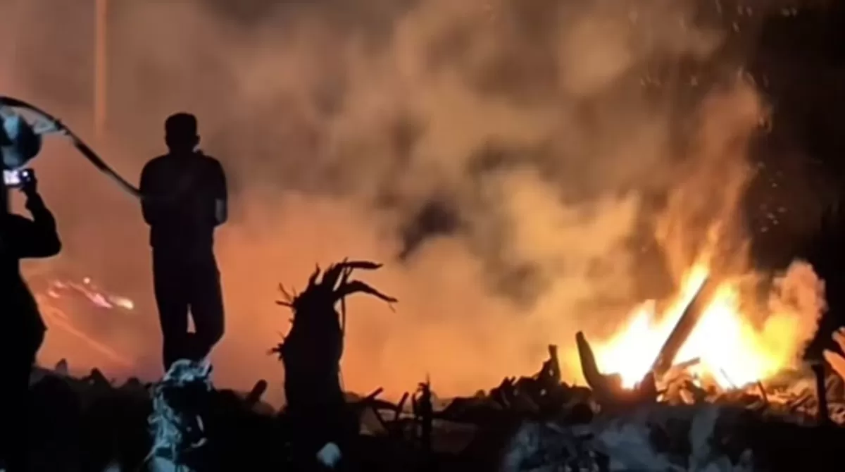 Kebakaran di tumpukan kayu gelondongan di Geudumbak, Aceh Utara (Instagram/abdulhakimtop)