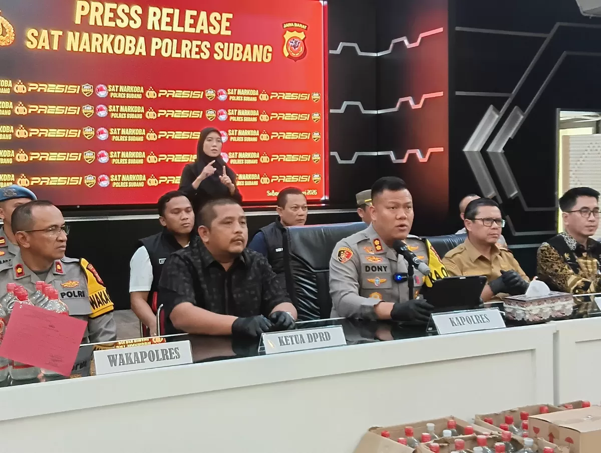 Kapolres Subang AKBP Dony Eko Wicaksono saat konferensi pers terkait penahanan dua tersangka kasus miras oplosan yang menewaskan sembilan warga, Sabtu 14 Februari 2026