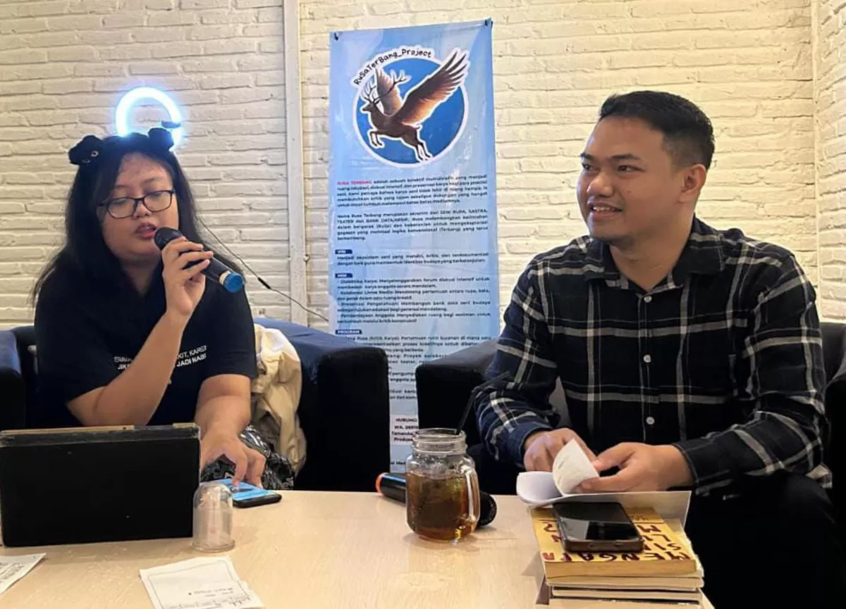 Shal Shalihah (kiri) membedah prosa Perempuan yang Datang Ketika Hujan karya Fileski W. Tanjung (kanan) dalam forum diskusi Rusa Terbang Project di I-Club, Kota Madiun, Sabtu 14 Februari 2026, yang menegaskan pentingnya ruang dialog kebudayaan di tengah geliat kota