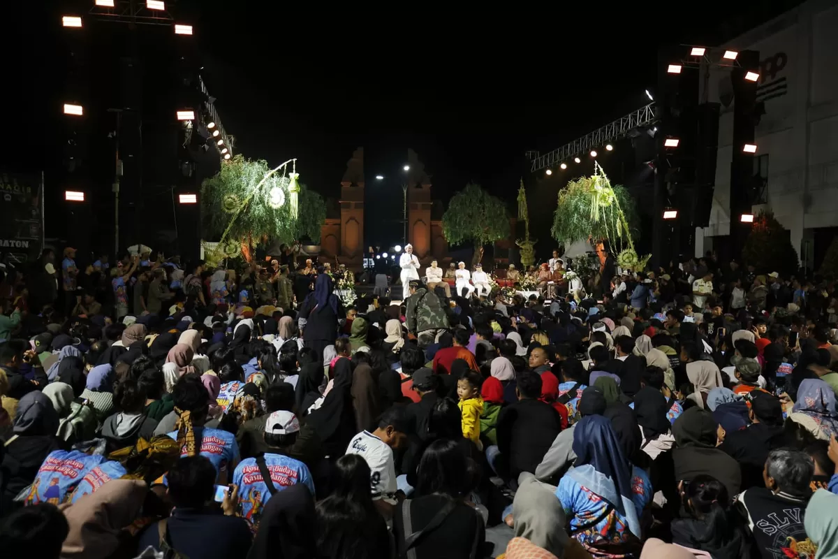 Caption Foto  Bupati Sumedang Dony Ahmad Munir menyampaikan sambutan di hadapan ribuan warga saat deklarasi bergabung dengan Gerindra di halaman Gedung Negara Sumedang, Jumat 13 Februari 2026 malam (Dok. Istimewa)