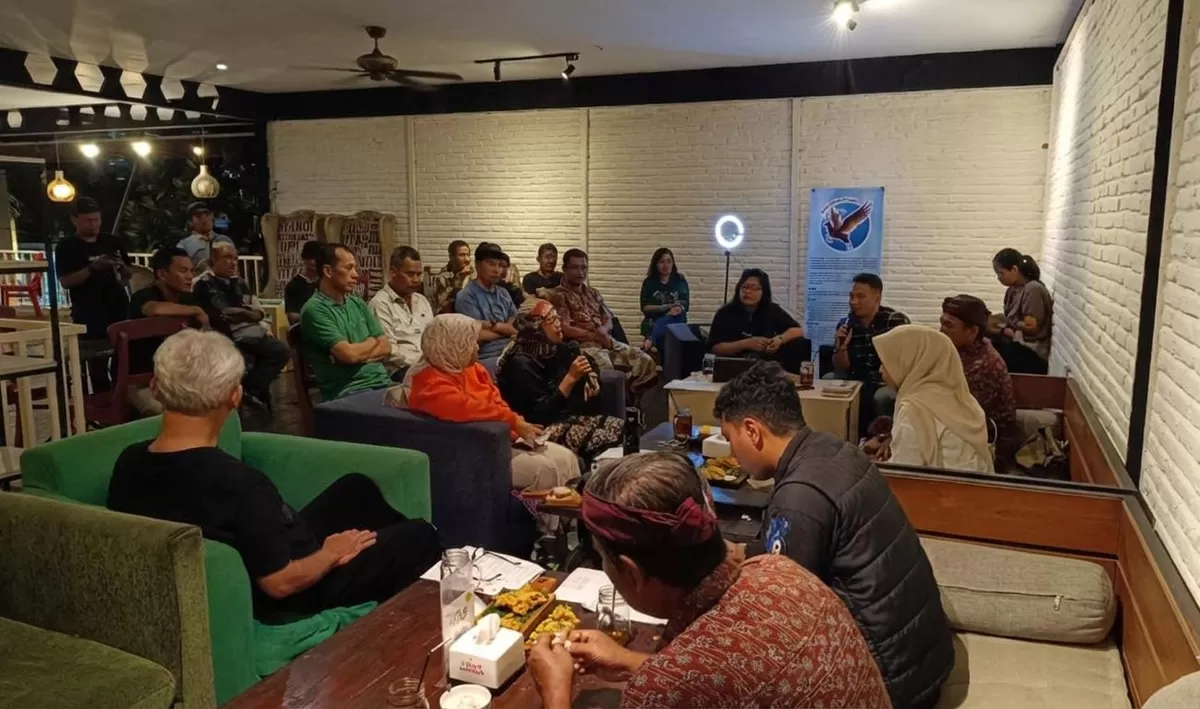 Diskusi sastra RuSa TerBang Project membahas kajian semiotika dan feminis cerpen Fileski bersama akademisi dan pegiat literasi. Madiun, Sabtu 14 Februari 2026 (Dok. Istimewa)