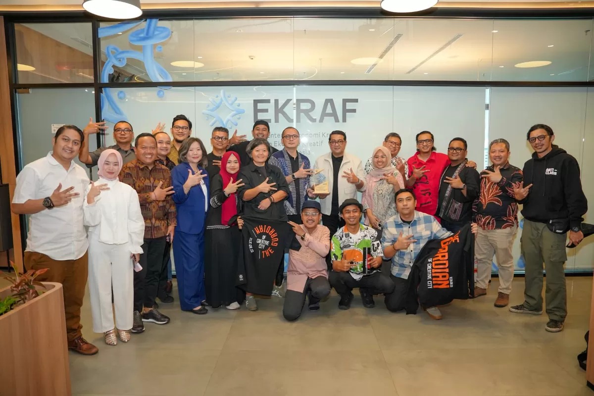 Jajaran Indonesia Creative Cities Network (ICCN) bersama Menteri Ekonomi Kreatif Teuku Riefky Harsya berfoto usai audiensi strategis membahas penguatan ekonomi kreatif berbasis AI dan Kompas Kota Kreatif di Kantor Kementerian Ekonomi Kreatif, Jakarta, Kamis 11 Februari 2026 (Dok. Istimewa)