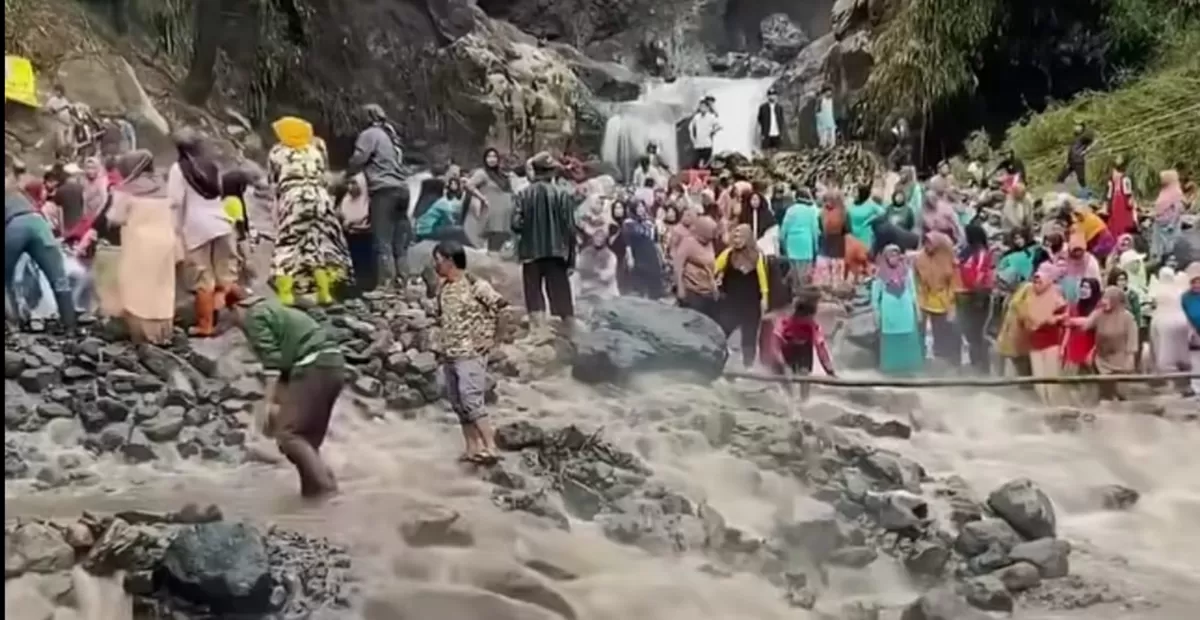 Warga kerja bakti di Pancuran 13 Guci, Tegal pascabanjir Januari 2026 (Instagram/infowisataguciofficial)