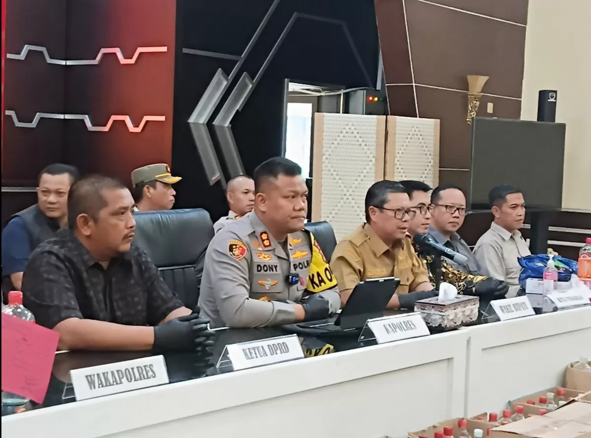Wakil Bupati Subang, Agus Masykur Rosyadi memberikan keterangan pers dalam konferensi pengungkapan kasus miras oplosan di Mapolres Subang, Sabtu 14 Februari 2026, dan menegaskan tak ada kompromi terhadap pelanggaran Perda miras