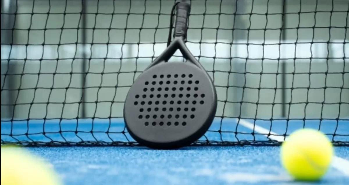 Ilustrasi - olahraga padel yang kini tengah populer hingga memicu keluhan kebisingan dari lapangan di tengah permukiman warga (Freepik/freepik)