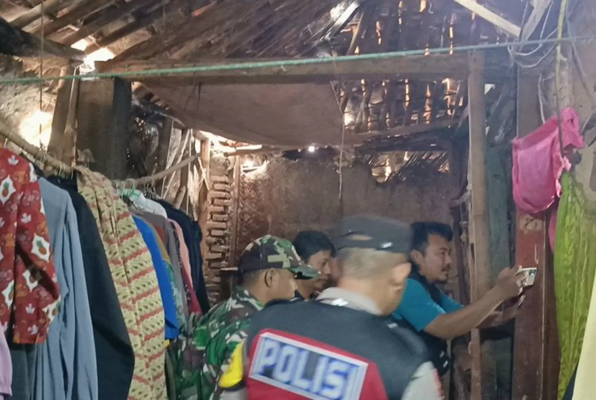 Kondisi rumah Ayan yang berdinding bilik bambu tampak rapuh dan berlubang, atap bocor serta lantai masih tanah, nyaris ambruk saat musim hujan. (Dok. Istimewa)