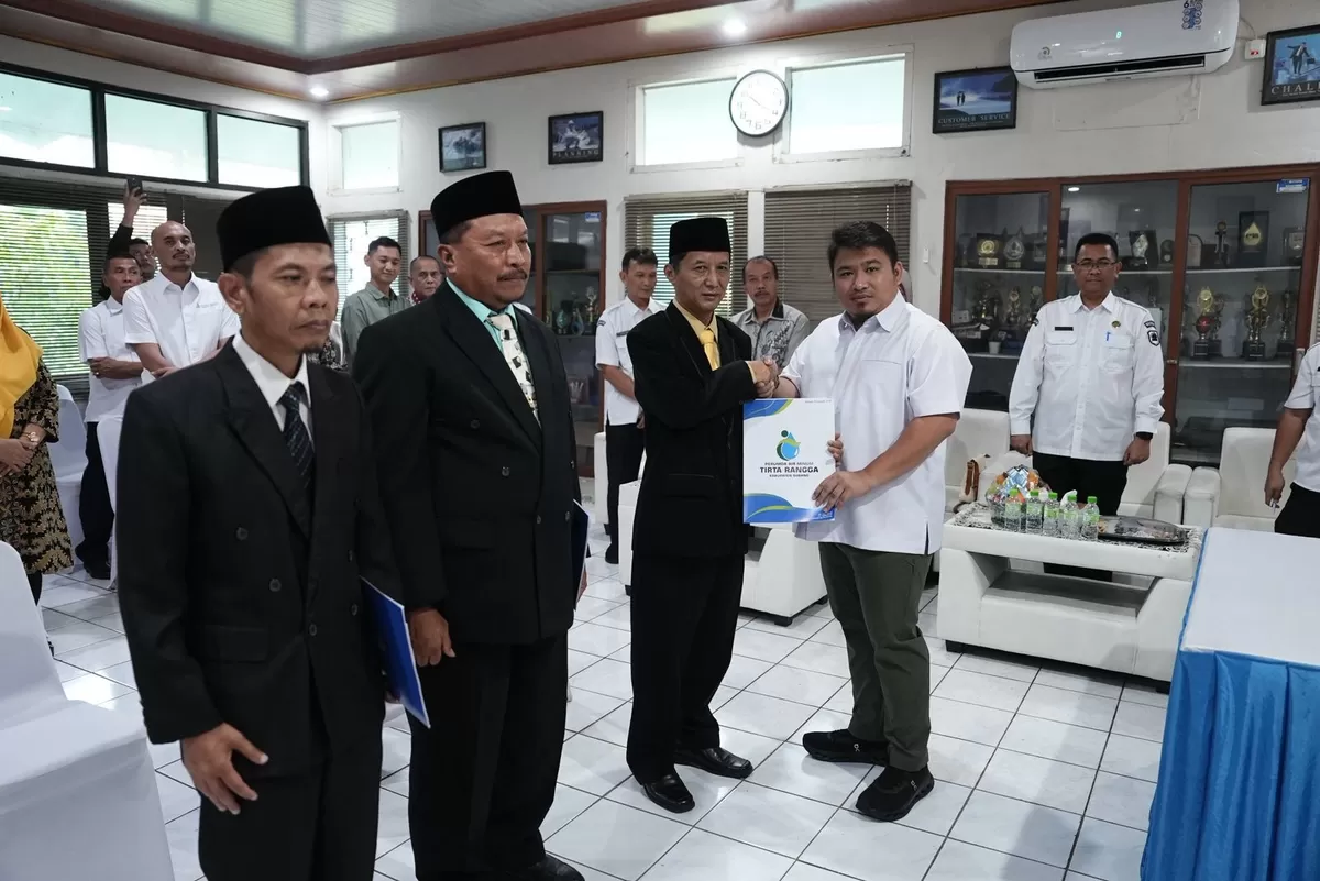 Bupati Subang Reynaldy Putra Andita Budi Raemi (Kang Rey) bersama tiga Dewan Pengawas Perumda Tirta Rangga Subang periode 2026 hingga 2030 usai pelantikan, Rabu 18 Februari 2025 (Dok. Istimewa)