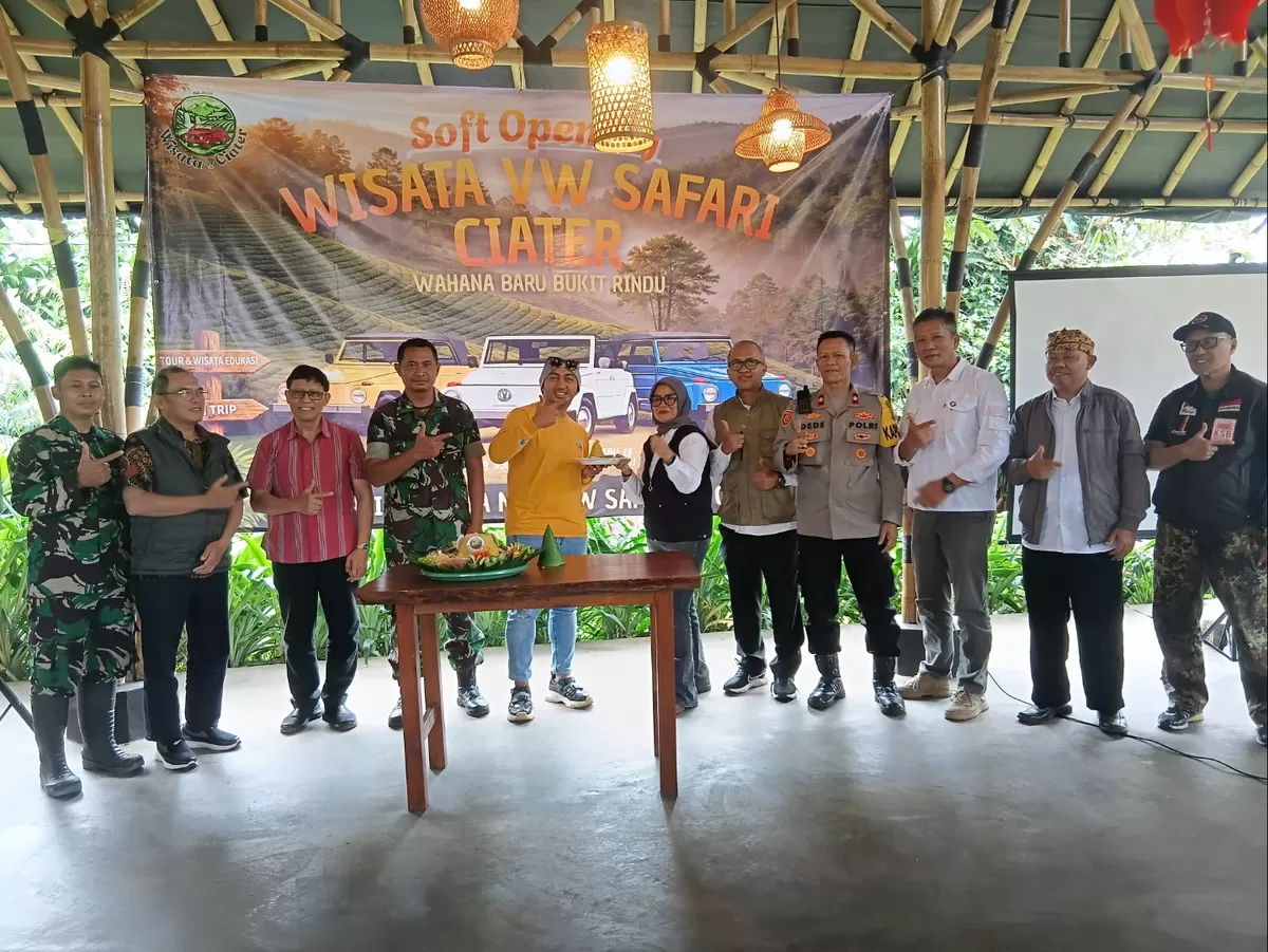 Soft Opening Wisata VW Safari Ciater dibuka oleh Kadis Disparpora Subang, Dra. Nenden Setiawati, dengan pemotongan tumpeng bersama salah satu owner dan penggagas, Indra Gunawan, pada Rabu, 18 Februari 2026.