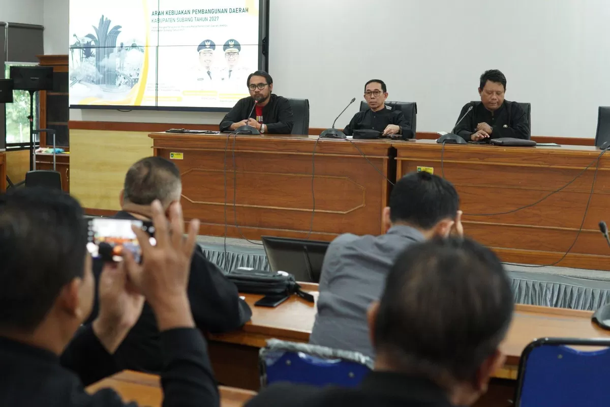 Kepala BP4D Kabupaten Subang Iwan Syahrul Anwar (kiri) bersama Sekda Subang H. Asep Nuroni (tengah) saat memimpin Pra Musrenbang RKPD 2027 di Aula BP4D, Kamis 19 Februari 2026. Kegiatan ini mematangkan perencanaan dengan target jalan kabupaten 100 persen mulus (Dok. Istimewa)