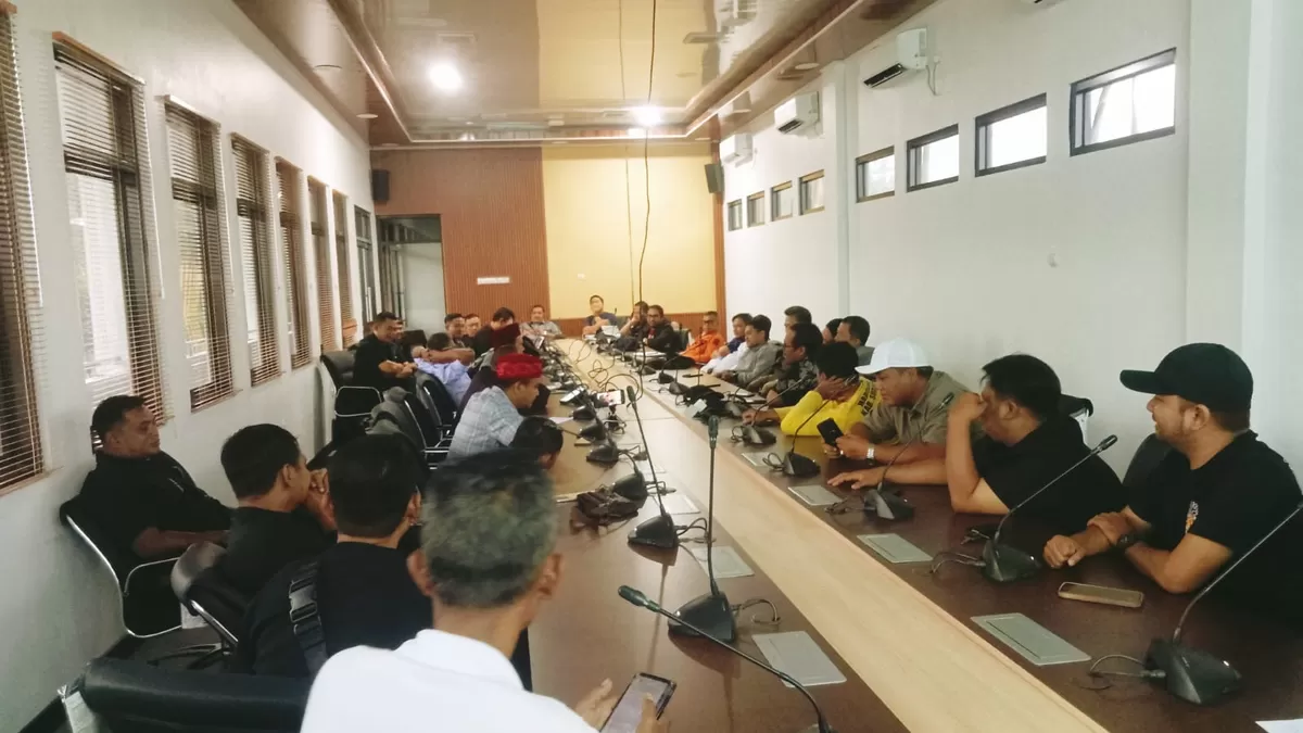 Ketua DPRD Subang, Viktor Wirabuana Abdurachman, menerima audiensi GAKAN Banjir bersama kepala desa Pantura di Ruang Rapat DPRD Subang, Kamis 19 Februari 2026 (Dok. Istimewa)