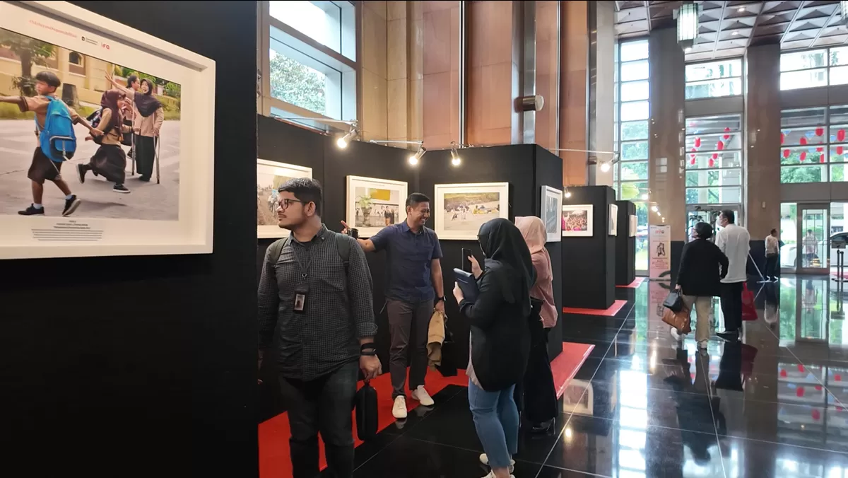 Pengunjung melihat karya dalam Pameran Foto Jurnalistik IFG bertema Melayani Sepenuh Hati di Lobby Utama Graha CIMB Niaga, Jakarta, 11&ndash;13 Februari 2026 (Dok. Istimewa)