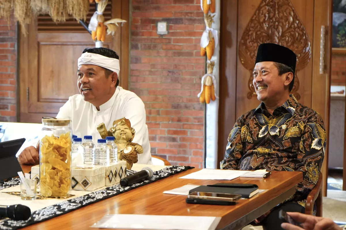 Gubernur Jawa Barat Dedi Mulyadi (kiri) bersama Menteri Kelautan dan Perikanan Sakti Wahyu Trenggono (kanan) saat kunjungan kerja membahas percepatan revitalisasi tambak Pantura di Subang, Jumat 20 Februari 2026 (Dok. Istimewa)