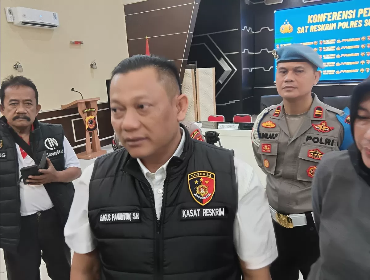Kasat Reskrim Polres Subang AKP Bagus Panuntun memberikan keterangan kepada awak media usai konferensi pers pengungkapan kasus ibu bunuh anak di Aula Patriatama Polres Subang, Jumat 20 Februari 2026