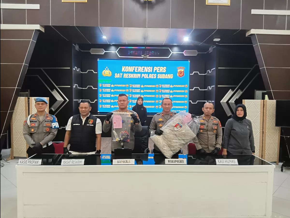 Kapolres Subang AKBP Dony Eko Wicaksono beserta jajaran menunjukkan barang bukti kasus pembunuhan anak di bawah umur yang diduga dilakukan oleh ibu kandung korban saat konferensi pers di Aula Patriatama Polres Subang, Jumat 20 Februari 2026