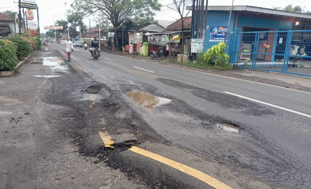 Lubang dan genangan air di ruas Cicadas - Binong, depan Polsek Binong, Subang. Jalan yang baru diaspal kembali rusak dan membahayakan pengendara, Selasa 23 Februari 2026 (Dok. Istimewa)