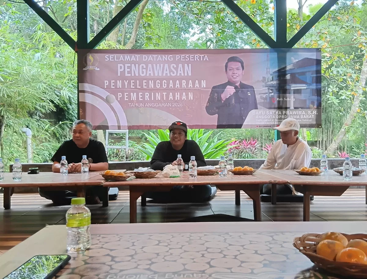 Anggota DPRD Jawa Barat Komisi II Bayu Satya Prawira (tengah) menggelar forum Pengawasan Penyelenggaraan Pemerintahan 2026 yang dirangkaikan buka puasa bersama, membahas akses jalan TPA Jalupang dan isu sampah Subang, Selasa, 24 Februari 2026