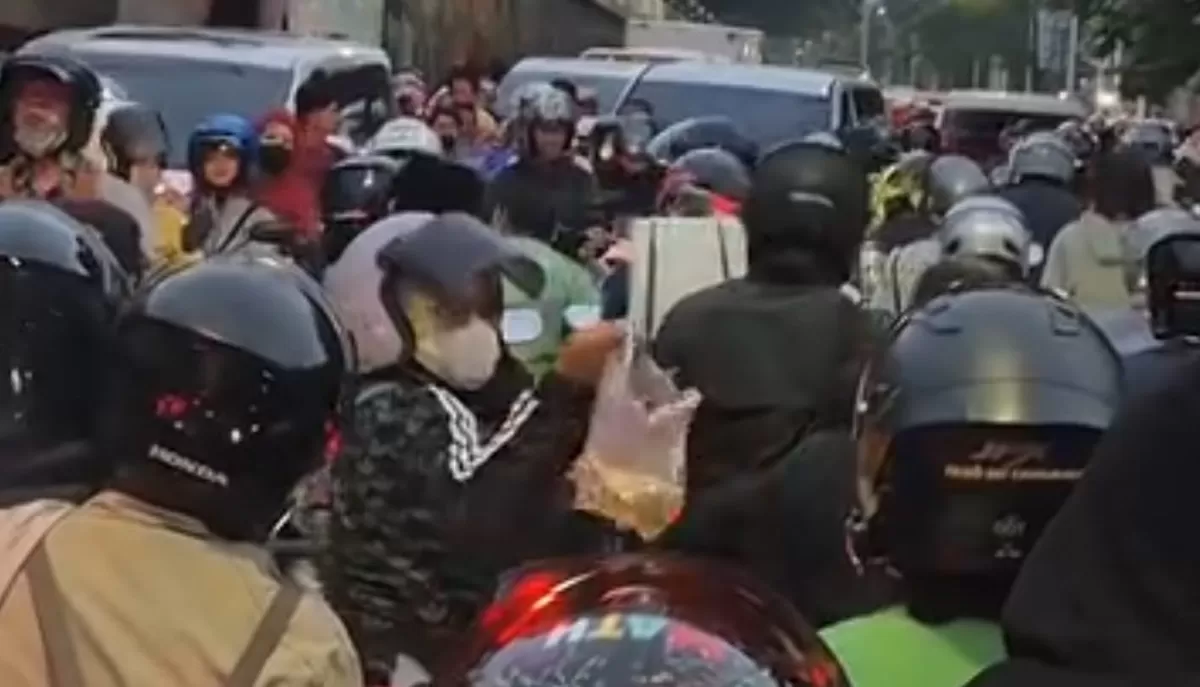 Pengendara motor saling berbagi makanan di waktu buka puasa saat terjebak macet (Threads/prajnaparamithaa)