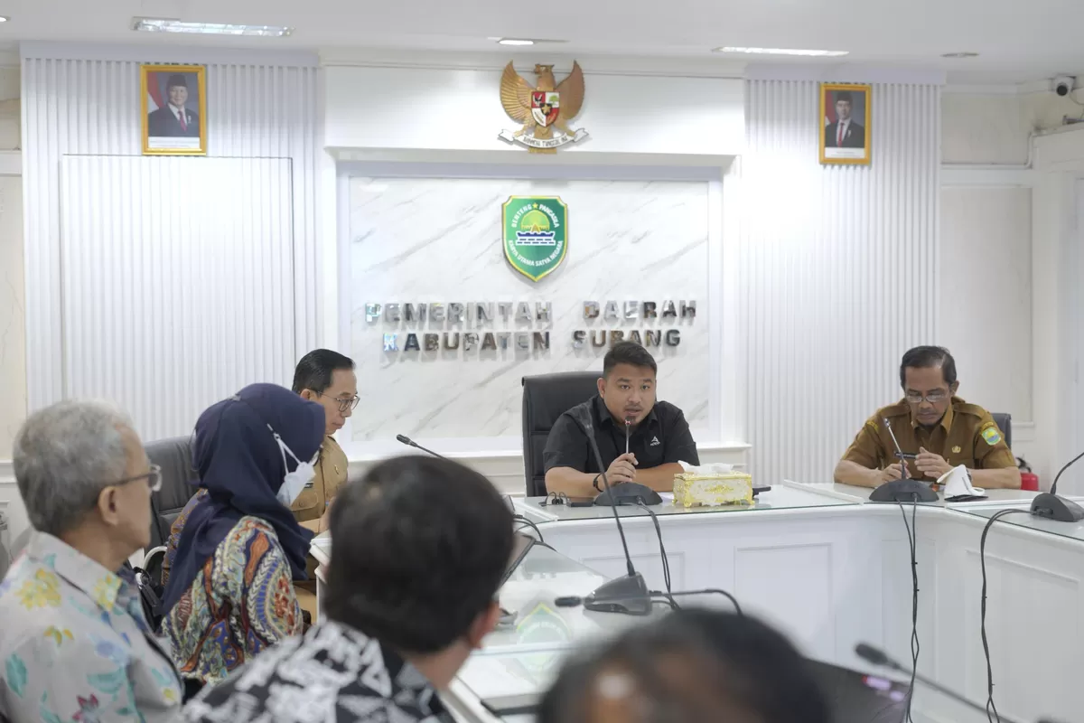Bupati Subang Reynaldy Putra Andita saat menerima audiensi PT Subang Sejahtera dan PT Jasamarga Akses Patimban di Ruang Rapat Bupati Setda Subang, membahas percepatan Tol Akses Cipali&ndash;Patimban dan penguatan peran BUMD, Selasa 24 Februari 2026. (Dok. Istimewa)