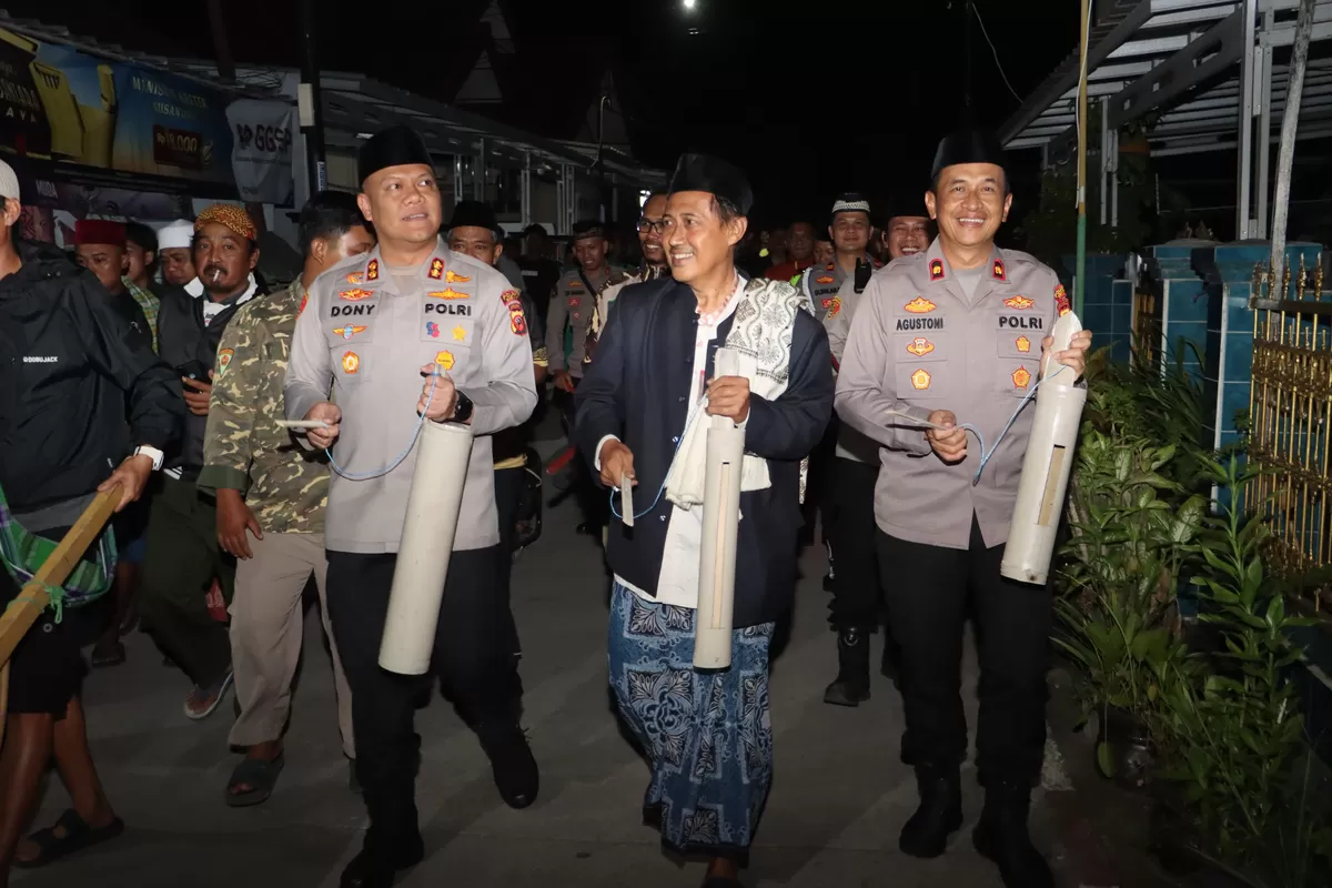Kapolres Subang AKBP Dony Eko Wicaksono membangunkan sahur warga Rancasari, Pamanukan, lewat program Rawatib untuk memperkuat kamtibmas Ramadan, Jumat 27 Februari 2026 (Dok. Istimewa)