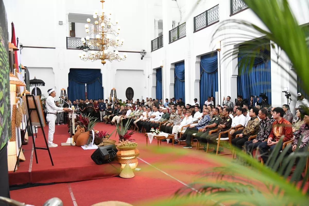 Gubernur Jawa Barat, Dedi Mulyadi, menyampaikan komitmen penguatan investasi, penertiban tambang ilegal, serta pengelolaan sampah regional berkelanjutan dalam agenda kesepakatan pembangunan Koridor Ekonomi Rebana di Gedung Sate, Kota Bandung, Kamis, 26 Juni 2026. (Dok. Istimewa)