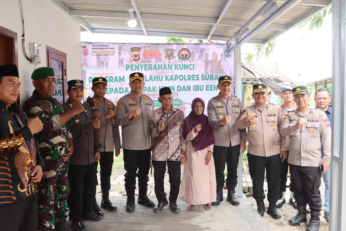 Kapolres Subang AKBP Dony Eko Wicaksono bersama jajaran, unsur TNI dan pemerintah desa berfoto bersama penerima manfaat usai penyerahan kunci rumah Program Rutilahu di Desa Blanakan, Kecamatan Blanakan, Kabupaten Subang, Jumat, 27 Februari 2026. (Dok. Istimewa)
