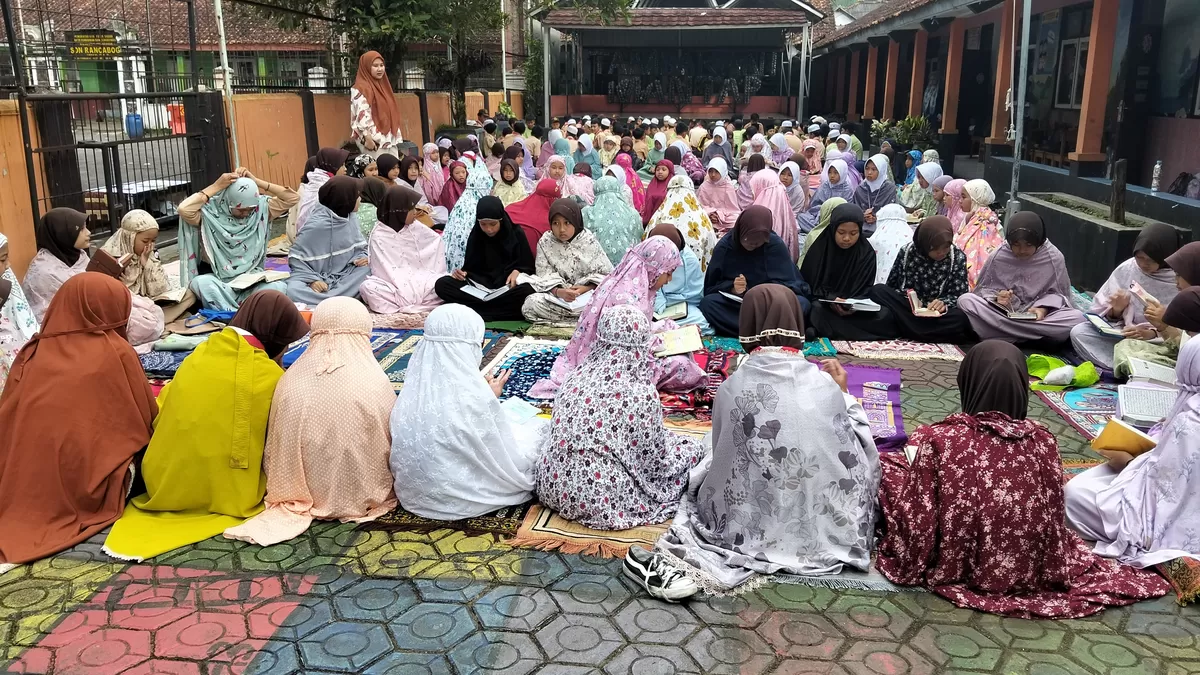 Ratusan siswa SDN Tambakan 1 mengikuti salat duha, tausiah, dan tadarus Alquran dalam program Pagi Ramadan di halaman sekolah (Dok. Istimewa)