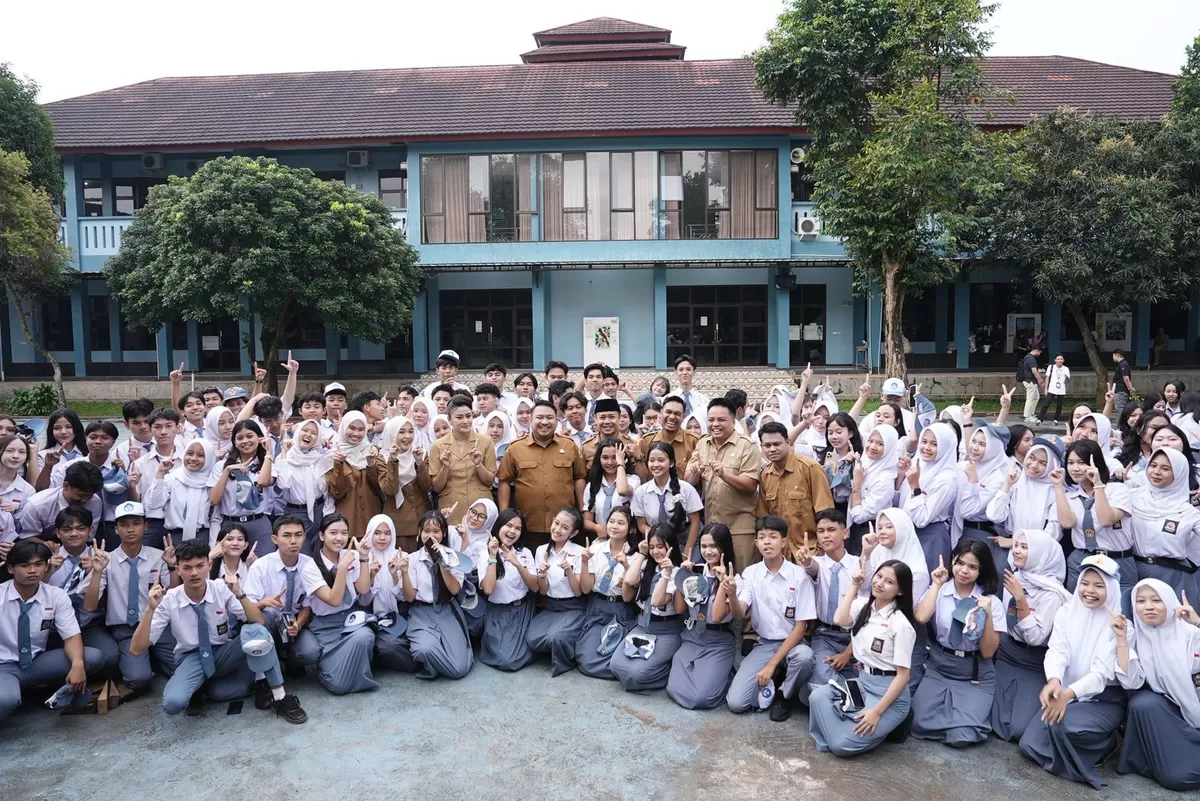 Bupati Subang, Reynaldy Putra Andita Budi Raemi, ikut syuting di SMA Negeri 1 Subang untuk film Sisa Waktu Senja, dorong promosi daerah lewat layar lebar pada Minggu, 1 Maret 2026 (Dok. Istimewa)