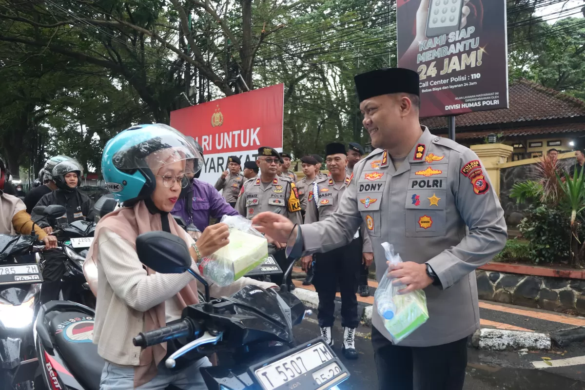 Kapolres Subang AKBP Dony Eko Wicaksono membagikan takjil kepada pengendara di depan Mako Polres Subang sebagai bentuk kepedulian di bulan Ramadan, Senin 2 Maret 2026 (Dok. Istimewa)