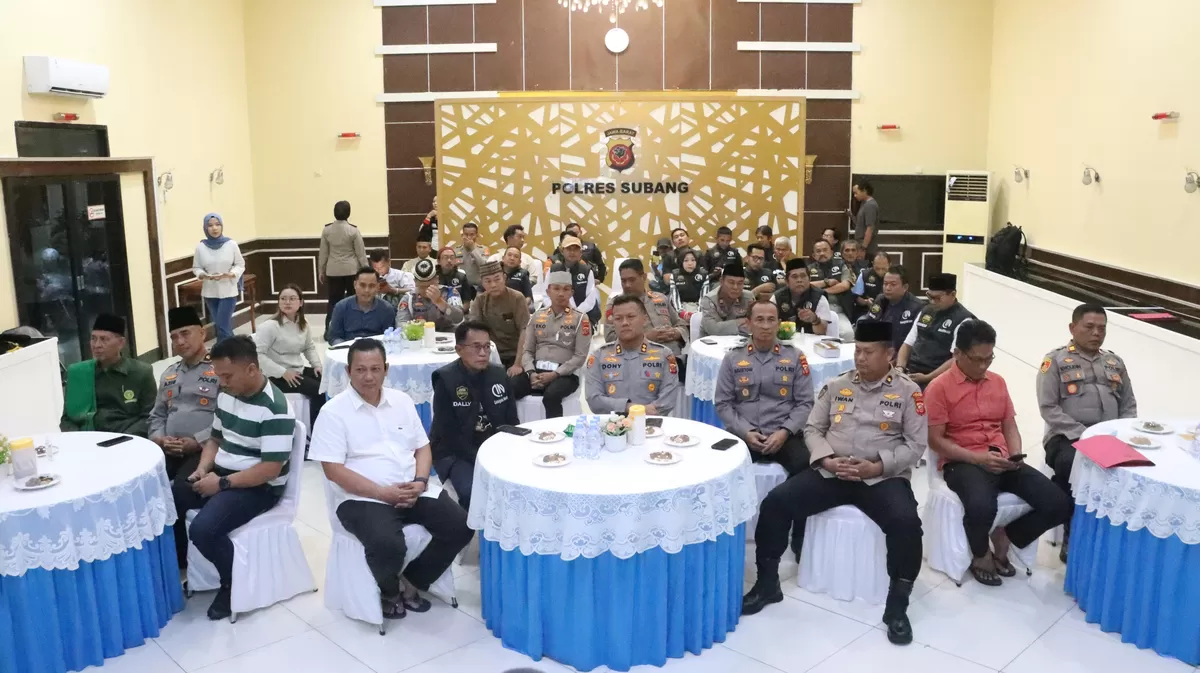 Kapolres Subang AKBP Dony Eko Wicaksono berbuka puasa bersama jajaran pejabat, tokoh agama, dan media untuk perkuat sinergi di Subang. Selasa 3 Maret 2026 (Dok. Istimewa)