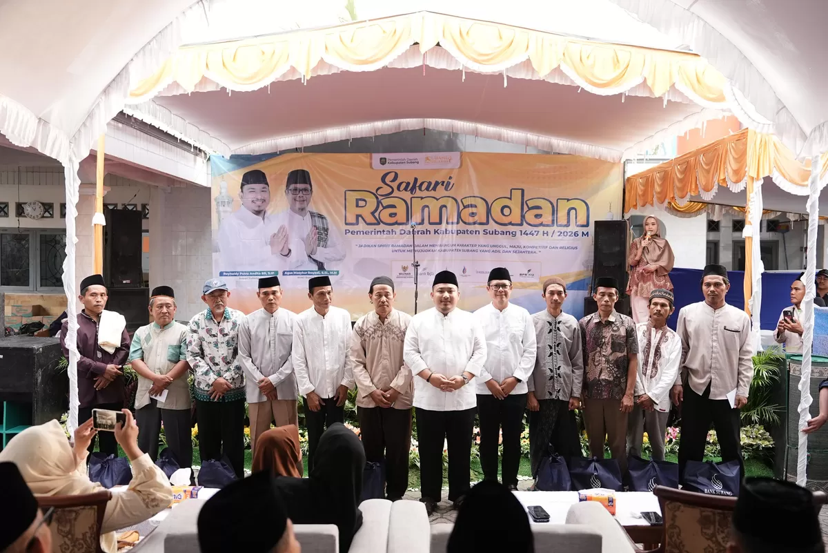 Bupati Subang Reynaldy Putra Andita Budi Raemi bersama Wakil Bupati Subang Agus Masykur Rosyadi berfoto bersama tokoh masyarakat dalam agenda Safari Ramadan di Kecamatan Binong, Selasa 3 Maret 2026 (Dok. Istimewa)