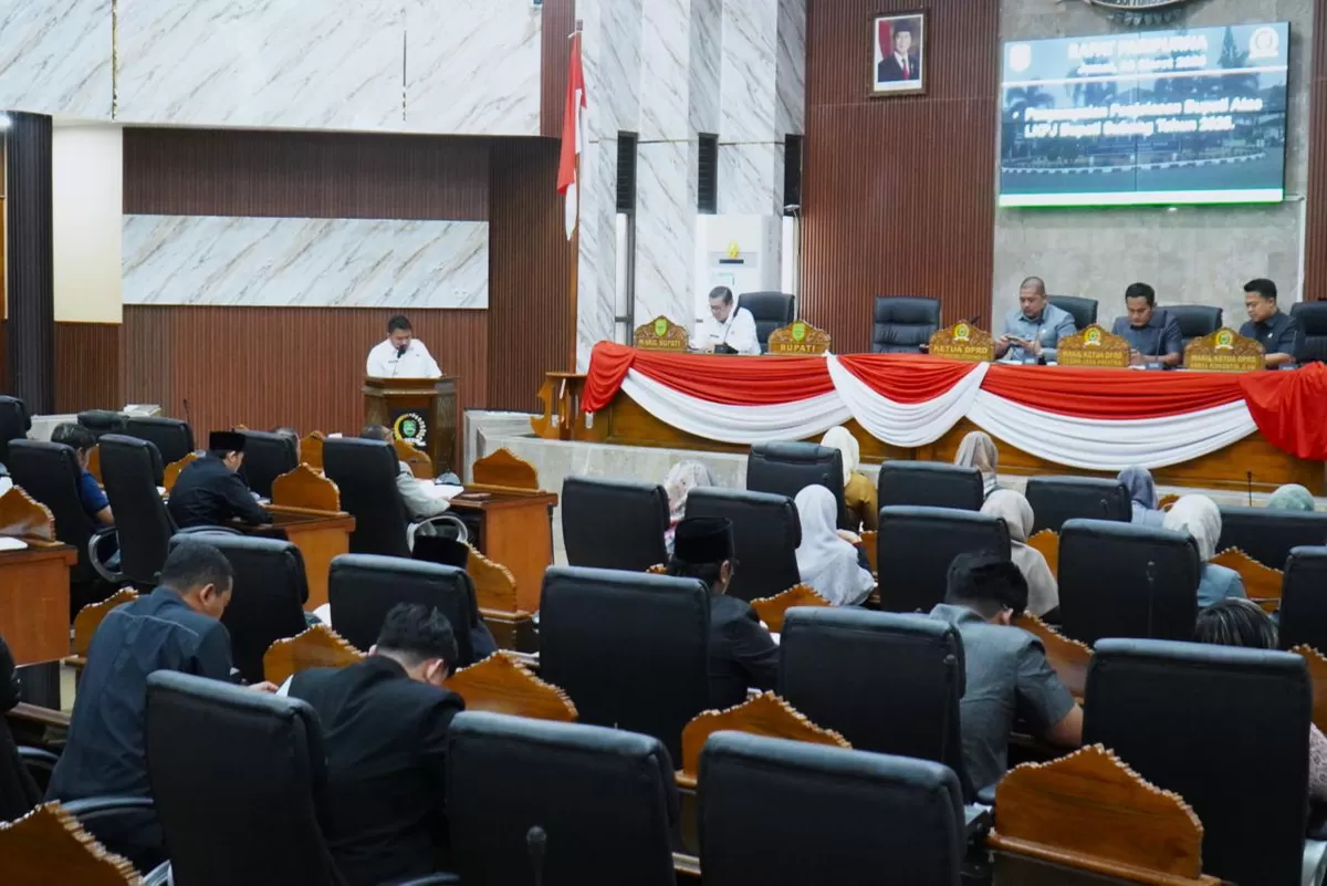 Bupati Subang menyampaikan penjelasan Laporan Keterangan Pertanggungjawaban (LKPJ) Pelaksanaan APBD Tahun Anggaran 2025 dalam rapat paripurna DPRD Kabupaten Subang di ruang rapat DPRD Subang, Jumat 6 Maret 2026 (Dok. Istimewa)