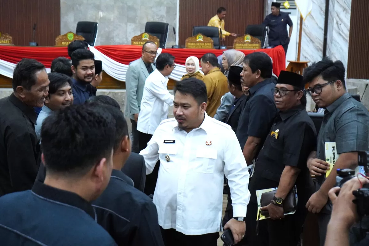 Bupati Subang Reynaldy Putra Andita Budi Raemi bersalaman dengan sejumlah anggota DPRD usai Rapat Paripurna di Gedung DPRD Kabupaten Subang pada Jumat, 6 Maret 2026 (Dok. Istimewa)