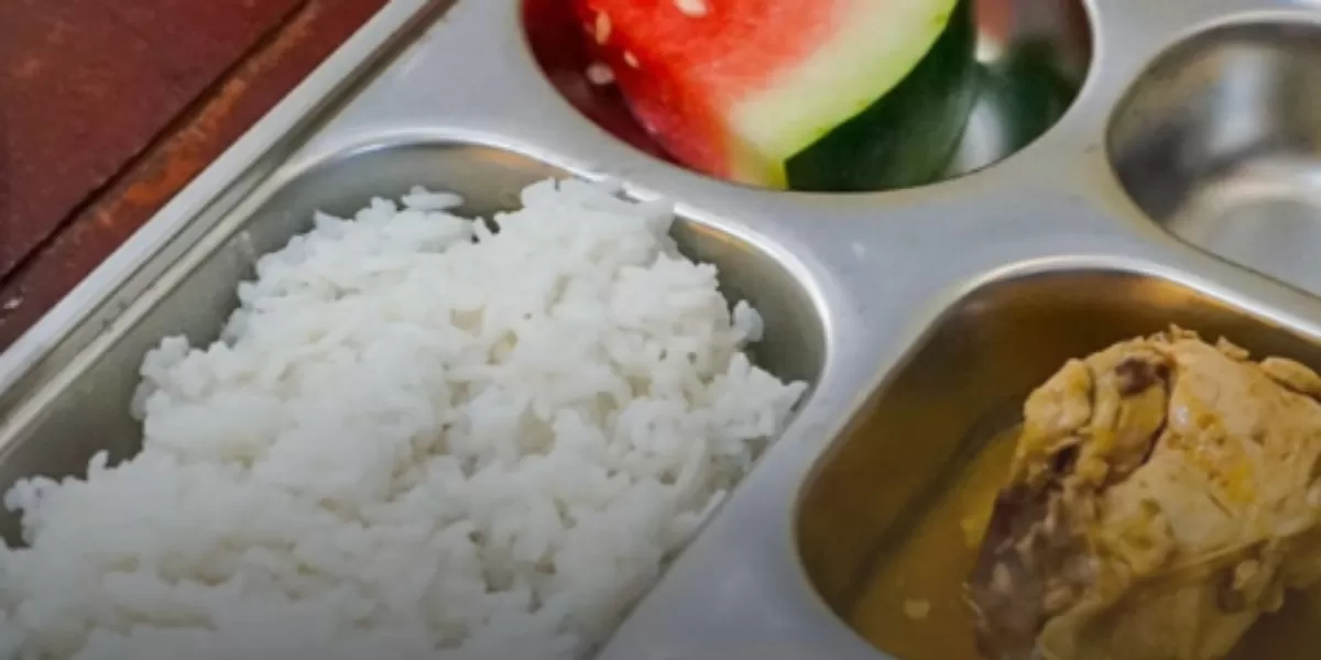 Menyoroti sampel makanan dari SPPG Karangmekar yang kini dikirim ke Labkes Jabar usai viral kasus keracunan puluhan siswa di Cimahi (Instagram.com/@infocimahi.co)