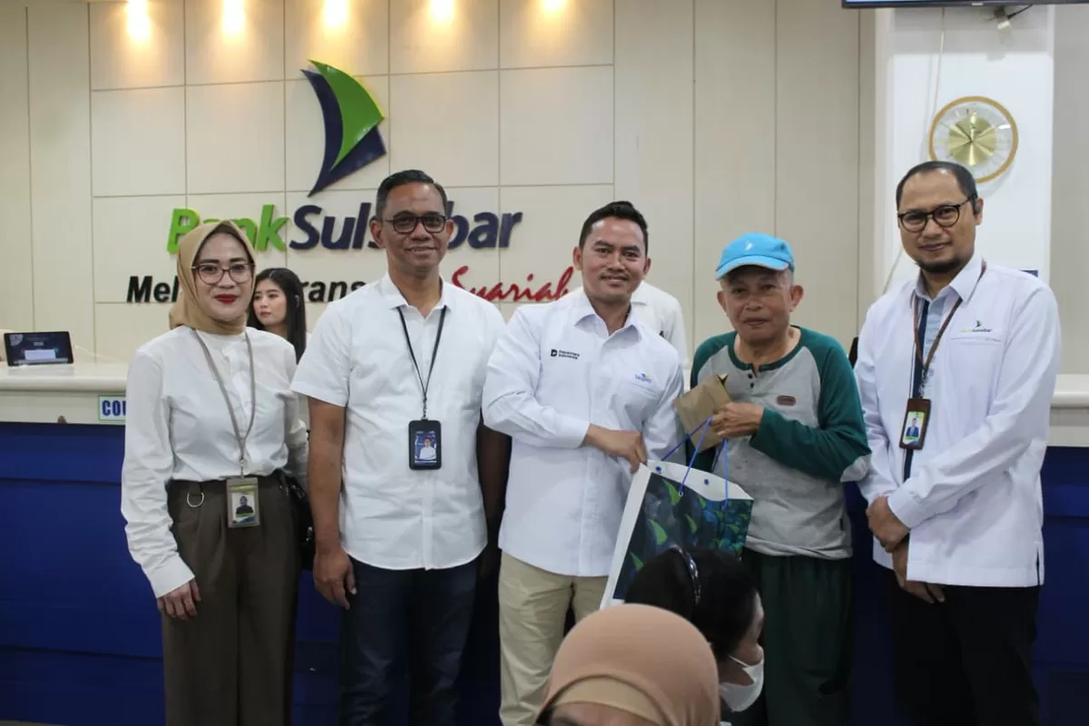 Komisaris Independen PT TASPEN Ariawan meninjau langsung penyaluran dana THR bagi pensiunan di salah satu mitra bayar di Makassar, Sulawesi Selatan, Jumat 6 Maret 2026 (Dok. Istimewa)