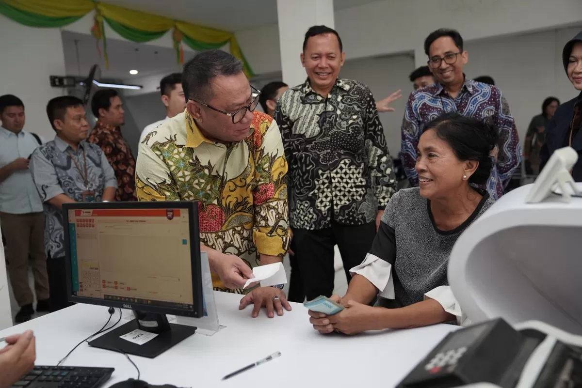 Komisaris Utama PT TASPEN Fary Djemy Francis meninjau penyaluran THR pensiun 2026 di Kantor Cabang TASPEN dan Kantor Pos Medan (Dok. Istimewa)