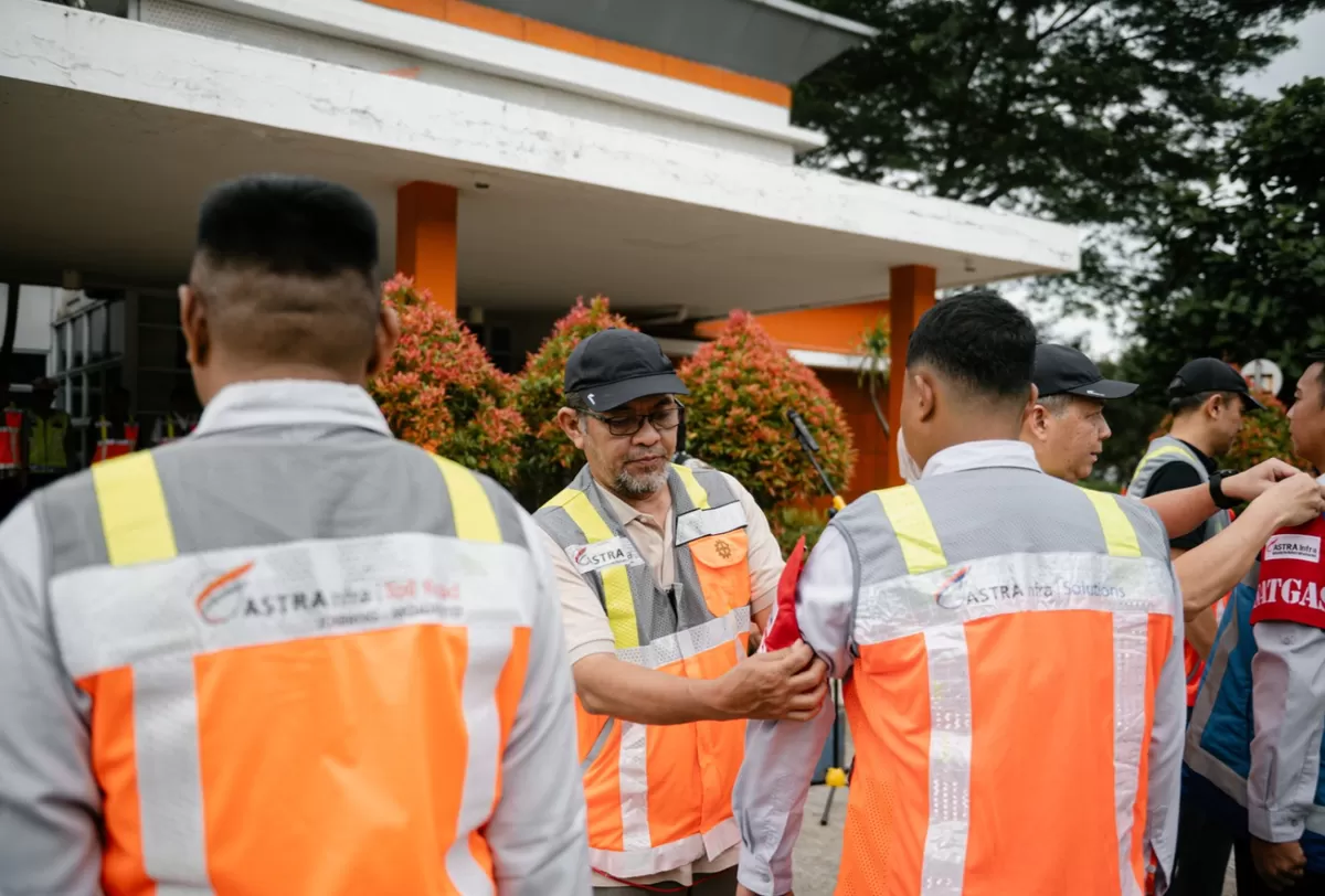 Petugas bersiap dalam apel kesiapan layanan ASTRA Infra menjelang arus mudik Lebaran 2026 di salah satu ruas tol yang dikelola perusahaan, Senin 9 Maret 2026 (Dok. ASTRA Infra)