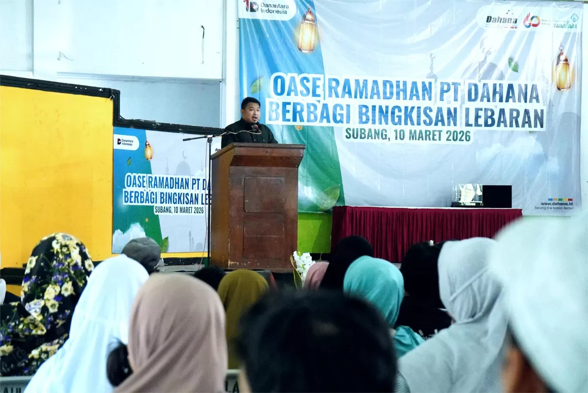 Bupati Subang Reynaldy Putra Andita Budi Raemi menyampaikan sambutan pada kegiatan Oase Ramadan PT Dahana Berbagi Bingkisan Lebaran di Islamic Center Subang, Selasa 10 Maret 2026 (Dok. Istimewa)