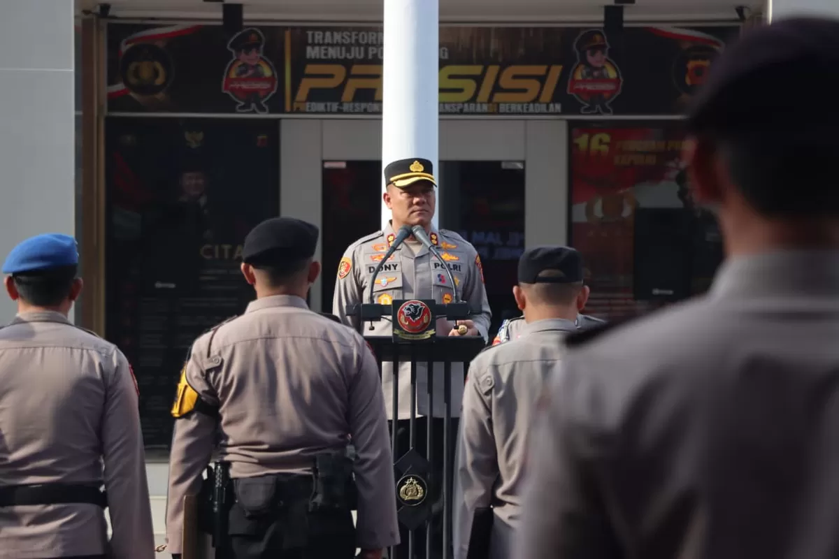 Kapolres Subang AKBP Dony Eko Wicaksono menyampaikan layanan penitipan kendaraan gratis bagi masyarakat yang akan mudik Lebaran di wilayah hukum Polres Subang, Selasa 10 Maret 2026 (Dok. Istimewa)